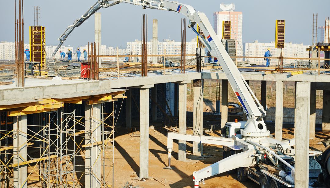 Bomba de concreto operando en sitio de construcción