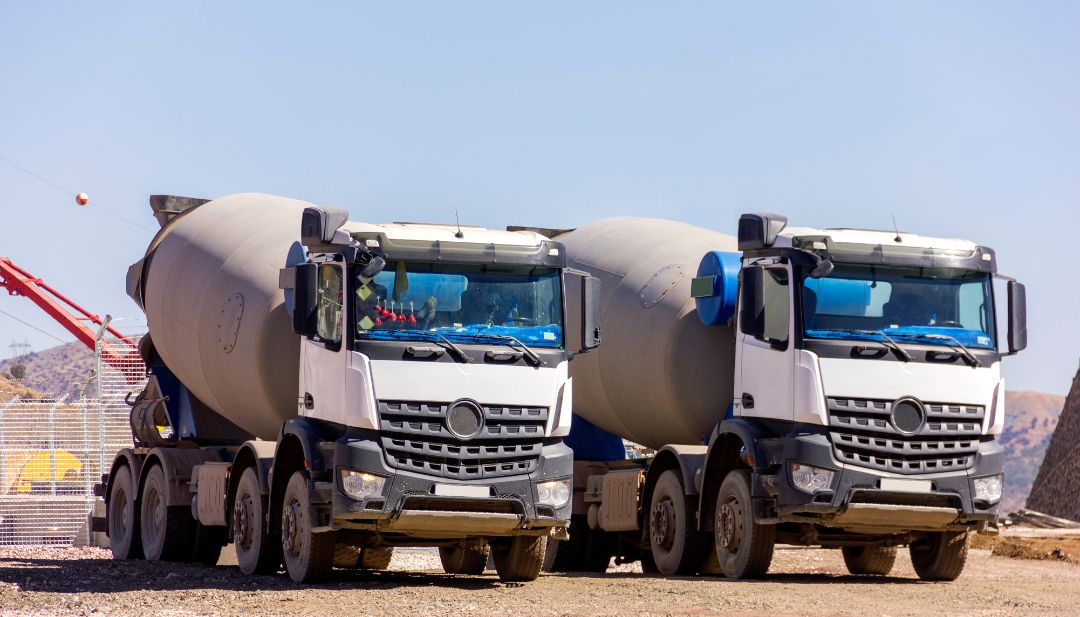 Camión mezclador transportando concreto premezclado