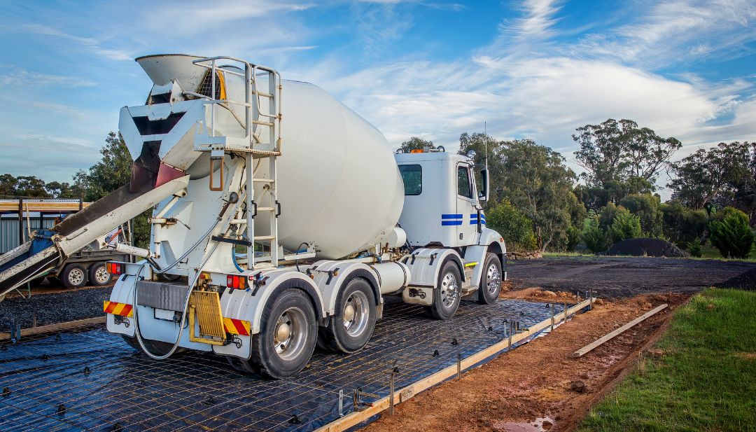Camión revolvedora transportando concreto premezclado