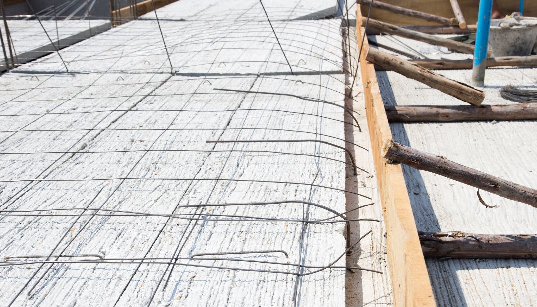 Colocación de refuerzo de acero en losa de concreto