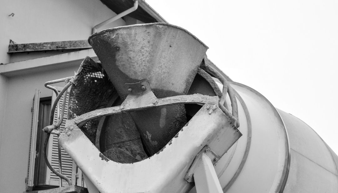 Construcción de edificio moderno usando concreto premezclado