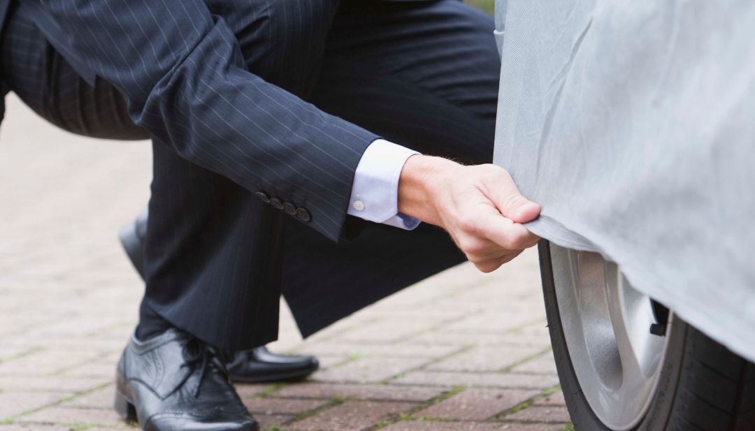 Cubriendo vehículo para protegerlo de salpicaduras en zona de construcción