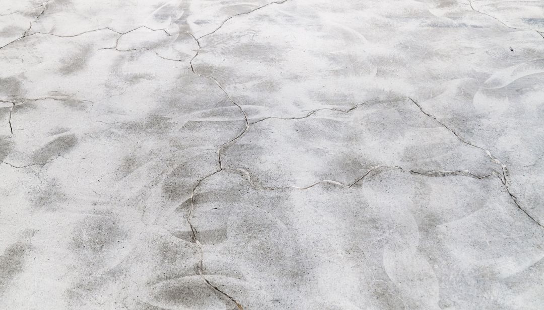 Detalle de fisuras en superficie de concreto Detalle de fisuras en superficie de concreto