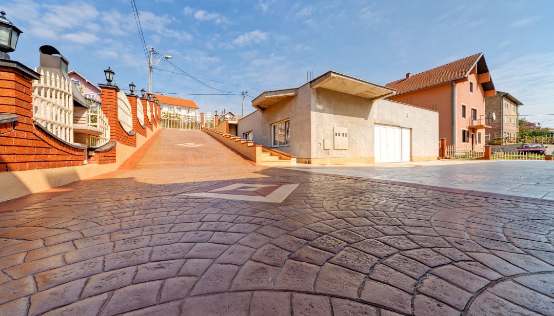 Diseño elegante de cochera con concreto estampado Diseño elegante de cochera con concreto estampado