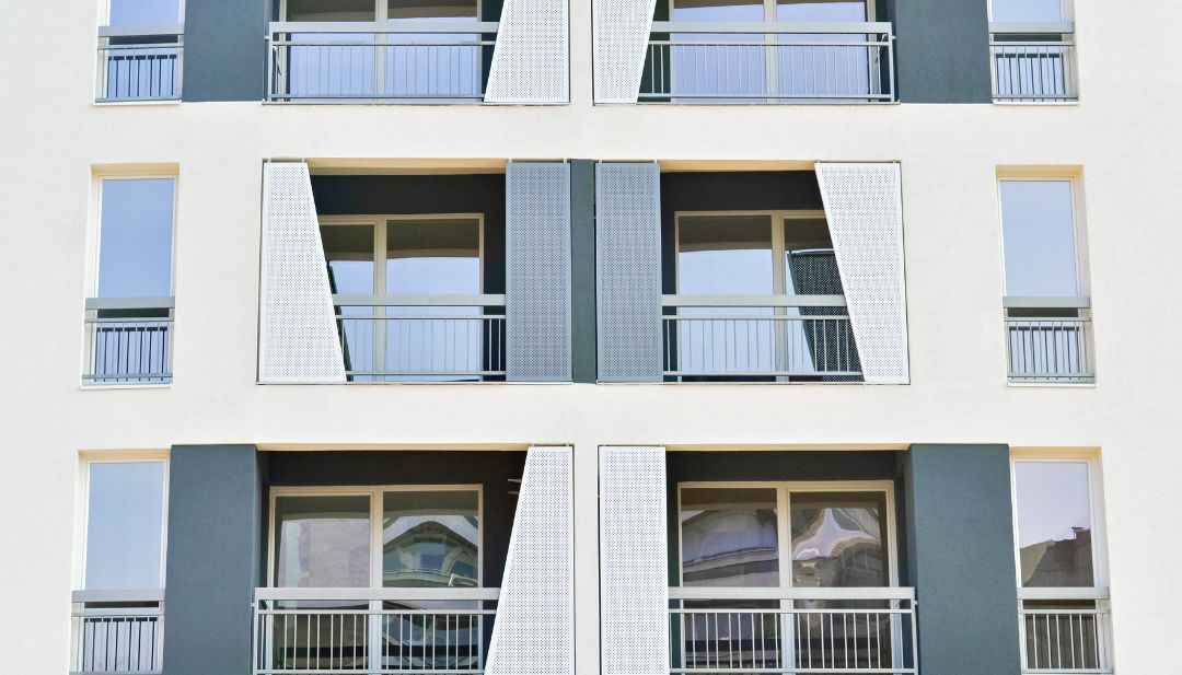 Elegante fachada de edificio con cemento blanco