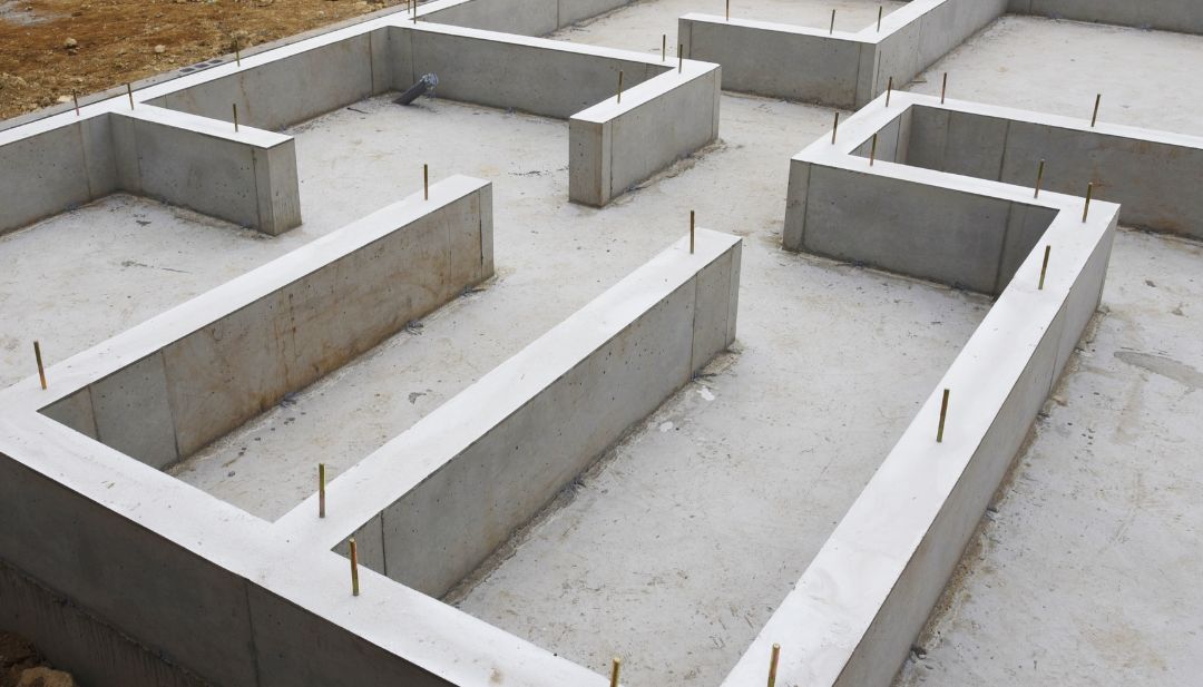 Estructura de concreto reforzado en obra de construcción