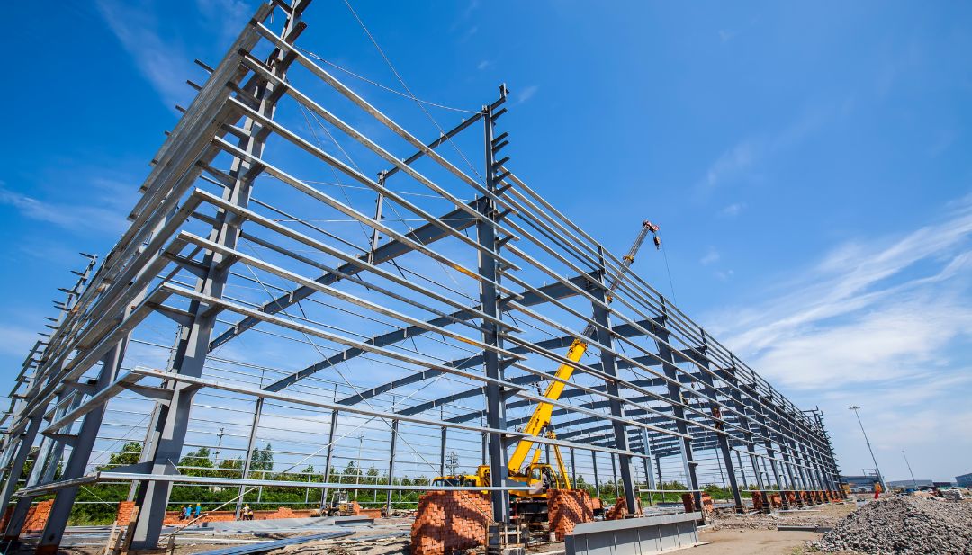 Fotografía de estructura de acero en construcción