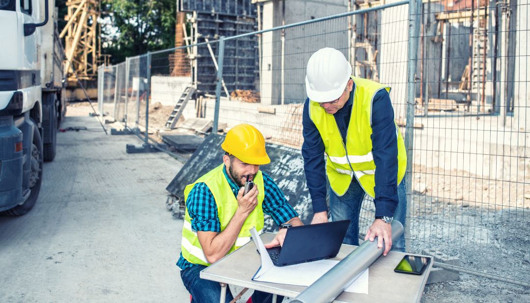 Ingenieros evaluando tipos de concreto en proyecto de construcción
