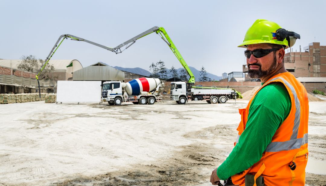 Pluma para concreto en acción en obra de construcció