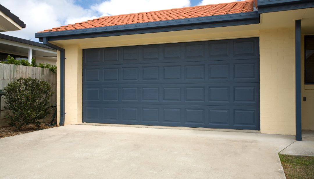 Proceso de curado en superficie de concreto de cochera Proceso de curado en superficie de concreto de cochera