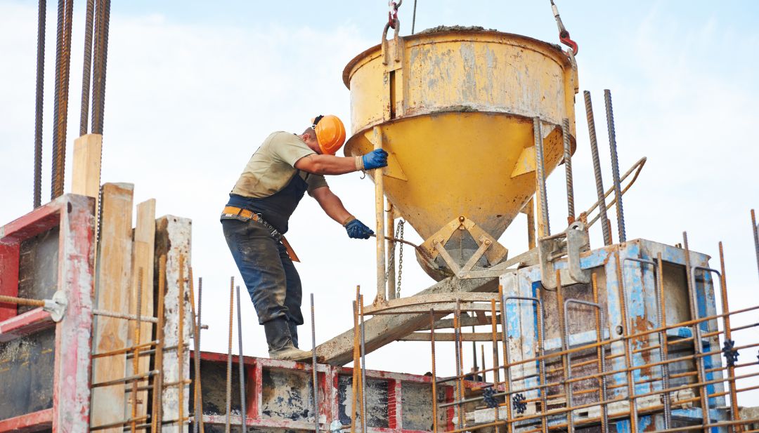 Trabajadores de la construcción implementando medidas de protección contra el calor