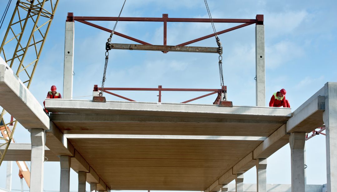 Vista aérea de construcción industrial con placas prefabricadas de concreto