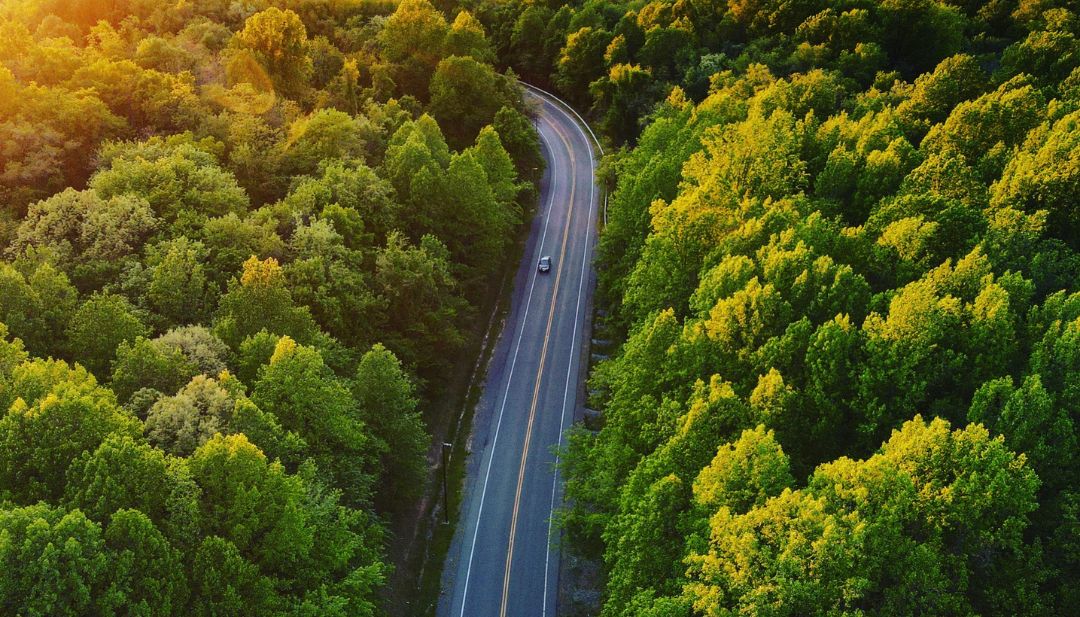 Vista aérea de gran proyecto de infraestructura utilizando concreto